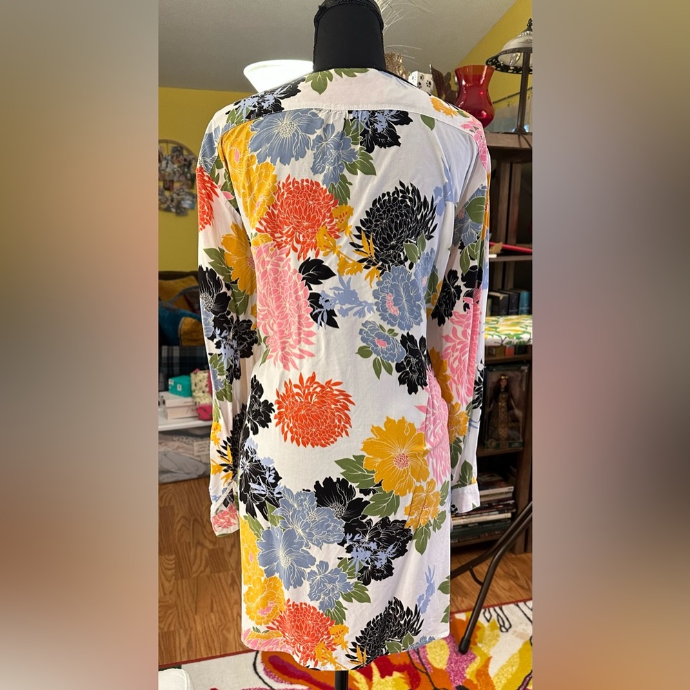 Fun2fun Blouse Mums Flower Print with Roll-tab Sleeves - Picture 2 of 9